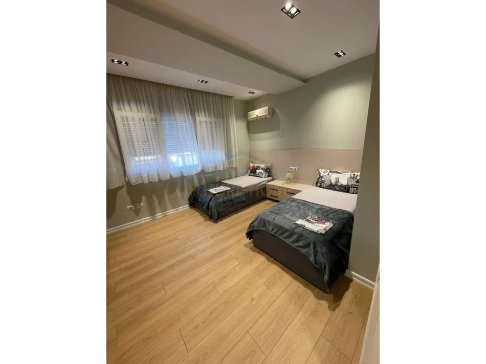 Tirane, jepet me qera apartament 2+1 Kati 5, 90 m² 820 € (Brryli)