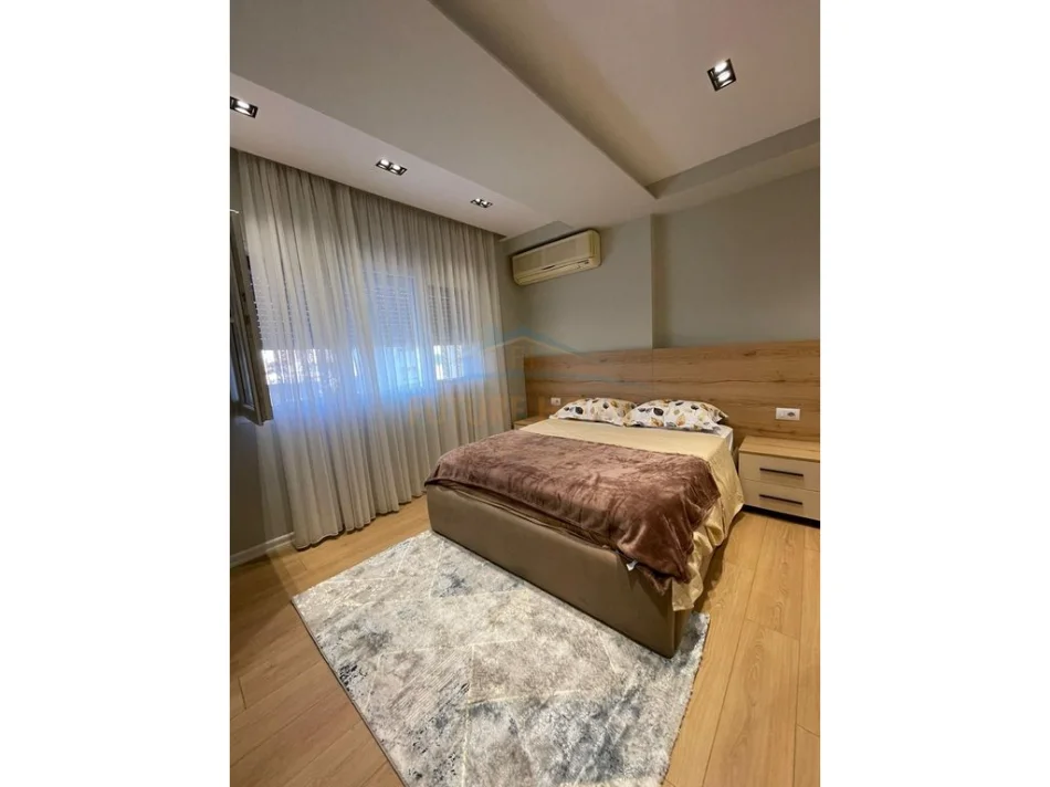 Tirane, jepet me qera apartament 2+1 Kati 5, 90 m² 820 € (Brryli)
