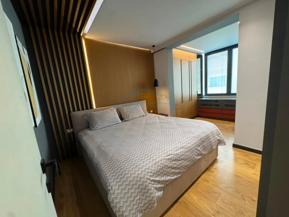 Tirane, jepet me qera apartament 2+1+Ballkon Kati 3, 94 m² 1.200 € (Liqeni i thate)