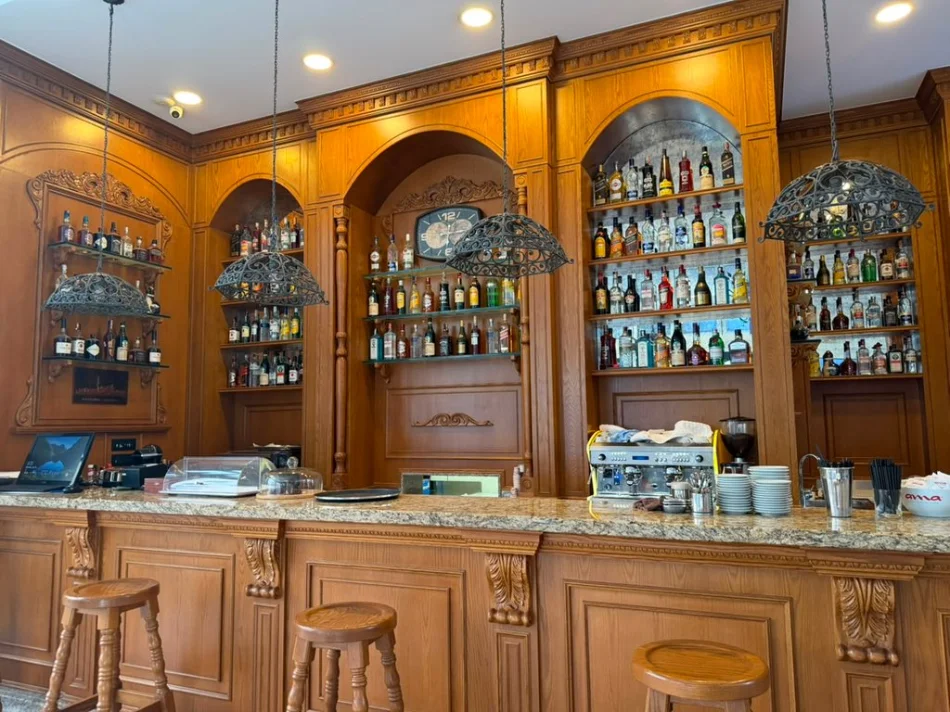 Qera, Lounge-Bar ,Blloku i Ambasadave, Tirane. 0696069906