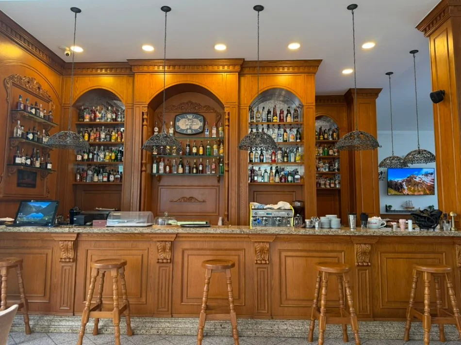 Qera, Lounge-Bar ,Blloku i Ambasadave, Tirane. 0696069906