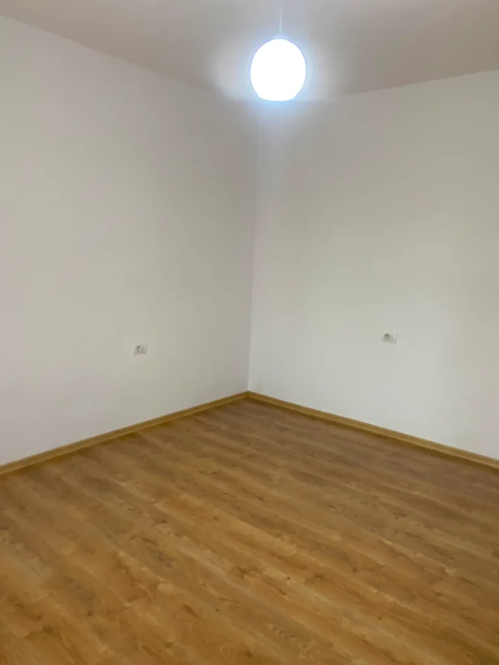 Tirane, jepet me qera zyre Kati 2, 55 m² 650 € (rruga mine peza)