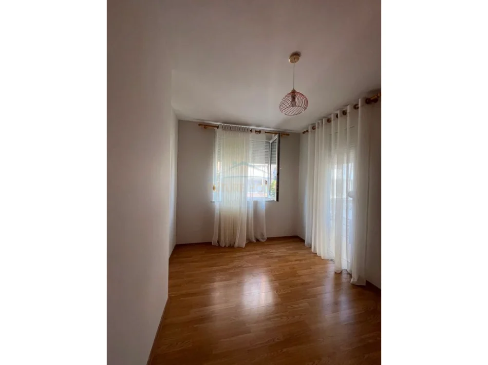 Tirane, jepet me qera apartament 2+1+Ballkon Kati 2, 98 m² 700 € (kodra e diellit)