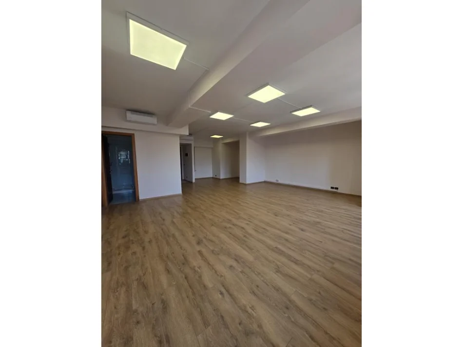 Tirane, jepet me qera ambjent biznesi Kati 10, 96 m² 1.930 € (Qender)