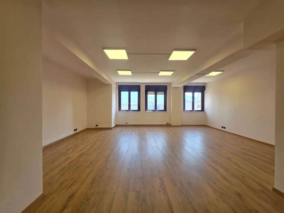 Tirane, jepet me qera ambjent biznesi Kati 10, 96 m² 1.930 € (Qender)