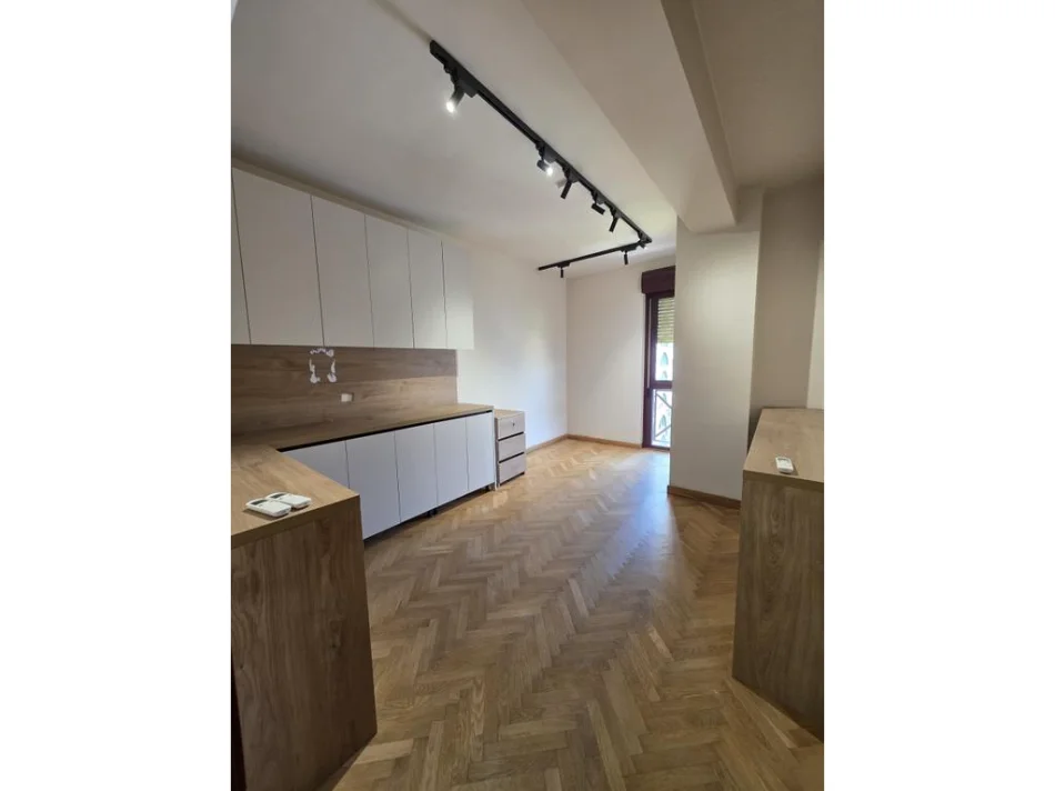 Tirane, jepet me qera ambjent biznesi Kati 10, 130 m² 1.800 € 