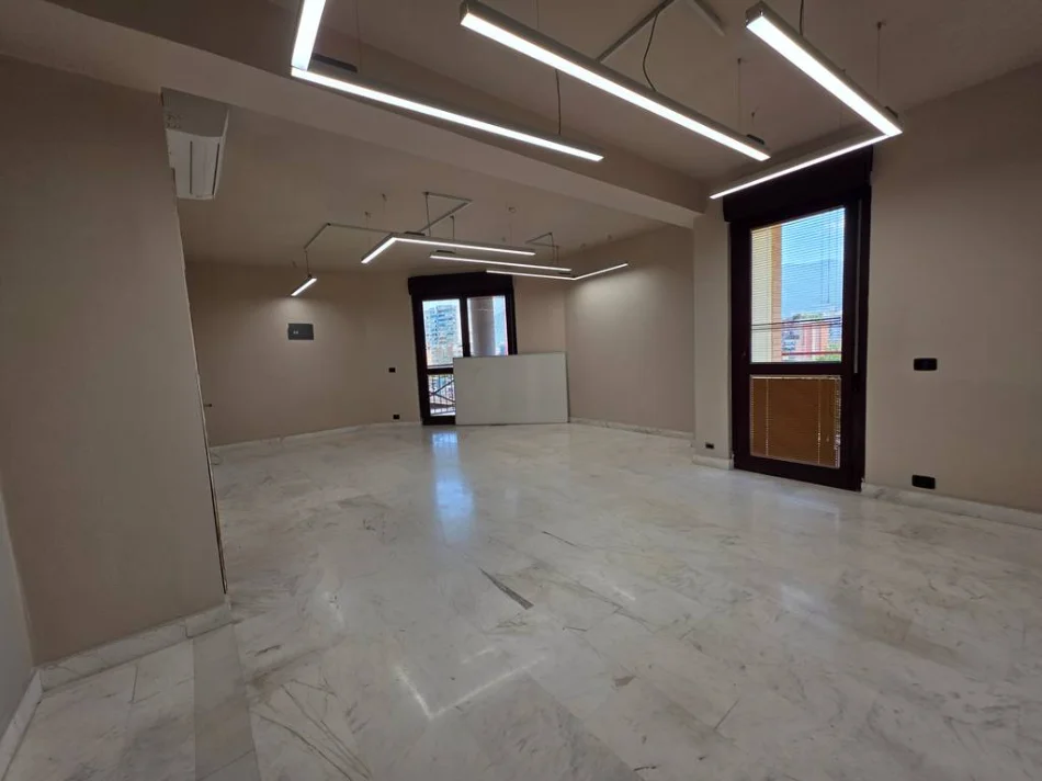 Tirane, jepet me qera ambjent biznesi Kati 7, 130 m² (Qender)