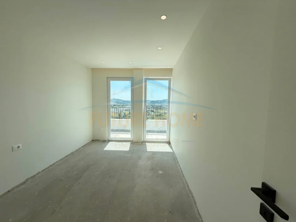 Tirane, shitet apartament 3+1+Ballkon Kati 6, 275 m² 375.000 € (Farke)
