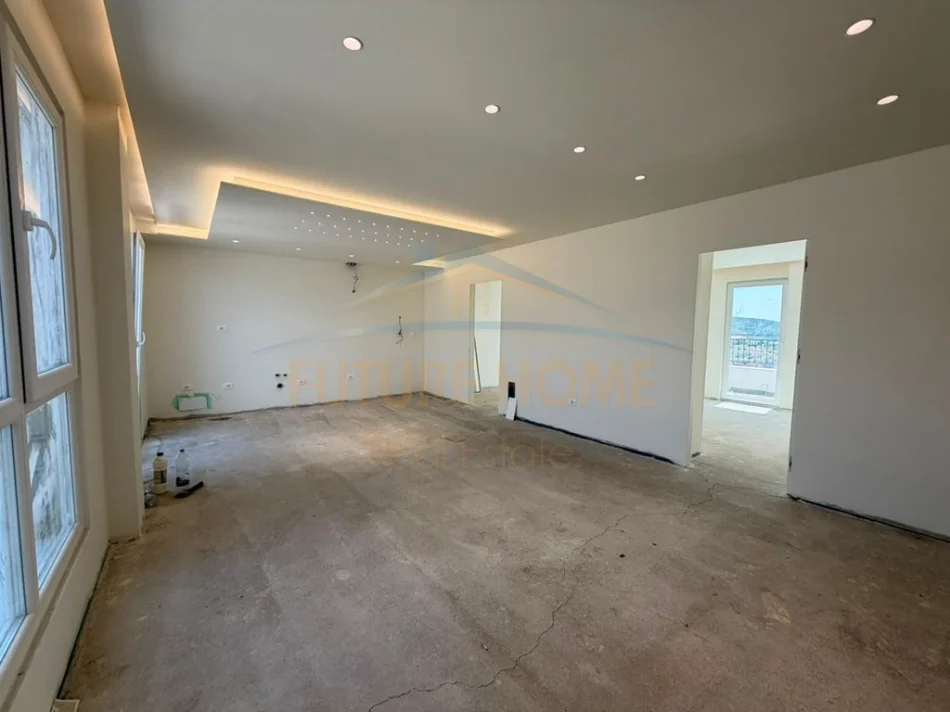 Tirane, shitet apartament 3+1+Ballkon Kati 6, 275 m² 375.000 € (Farke)