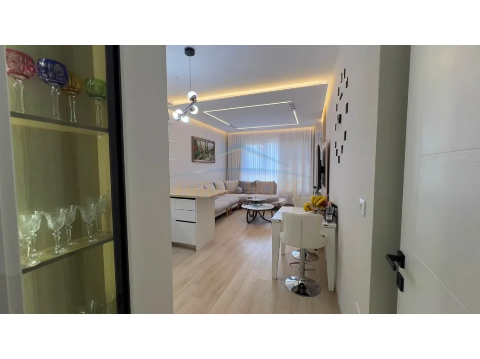 Tirane, shitet apartament 2+1+Ballkon Kati 8, 104 m² 124.000 € (Kamez)