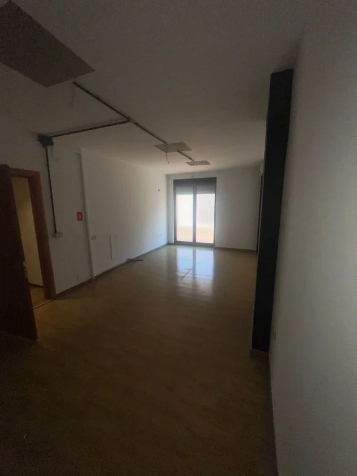 Tirane, jepet me qera zyre Kati 4, 214 m² 1.500 € (Myslym Shyri)