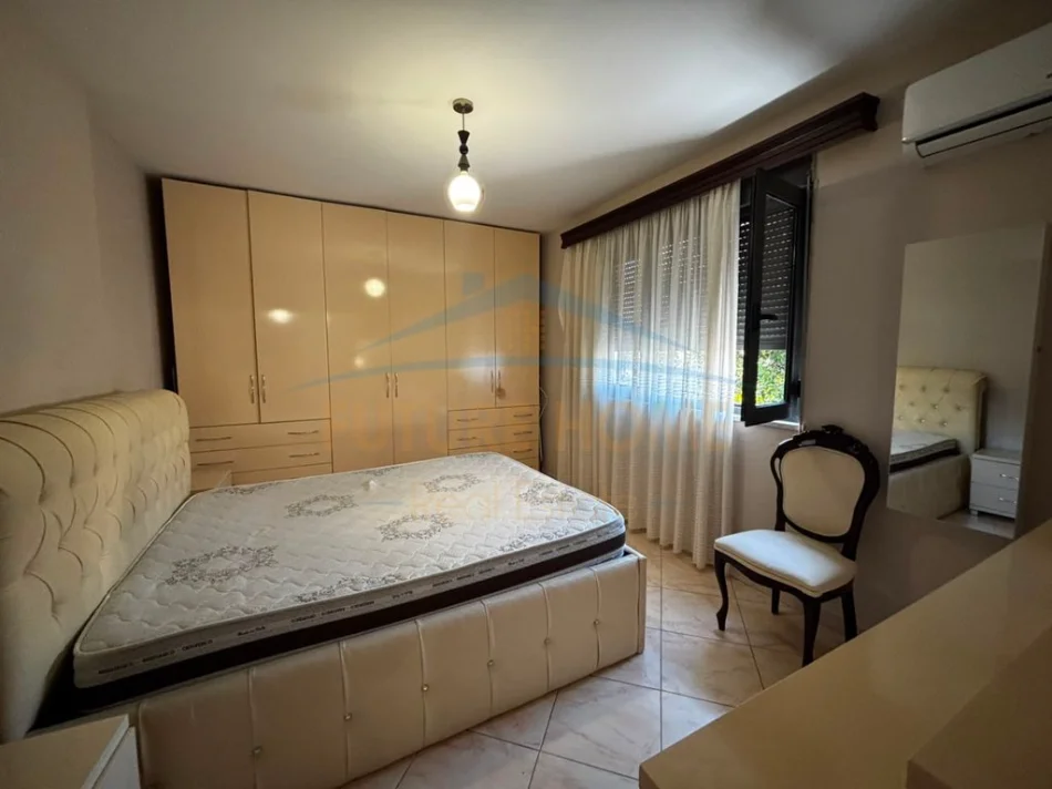 Tirane, jepet me qera apartament 1+1+Ballkon Kati 2, 75 m² 750 € (Qender)