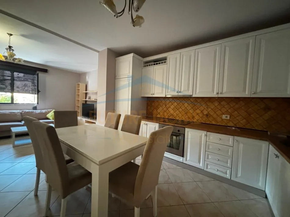 Tirane, jepet me qera apartament 1+1+Ballkon Kati 2, 75 m² 750 € (Qender)