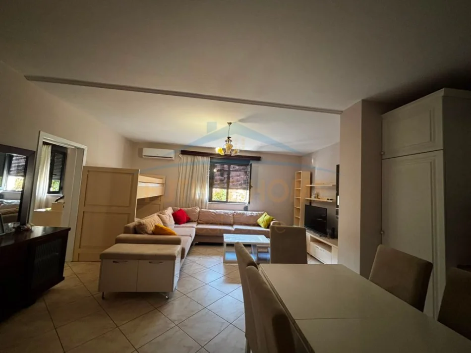 Tirane, jepet me qera apartament 1+1+Ballkon Kati 2, 75 m² 750 € (Qender)