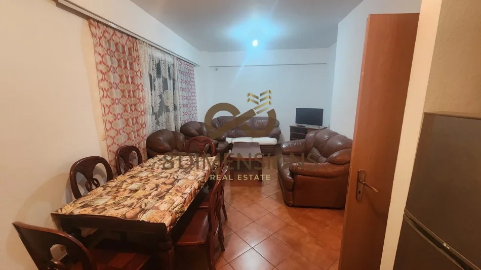 Tirane, jepet me qera apartament 2+1 Kati 1, 100 m² 500 € (pallati me shigjeta)
