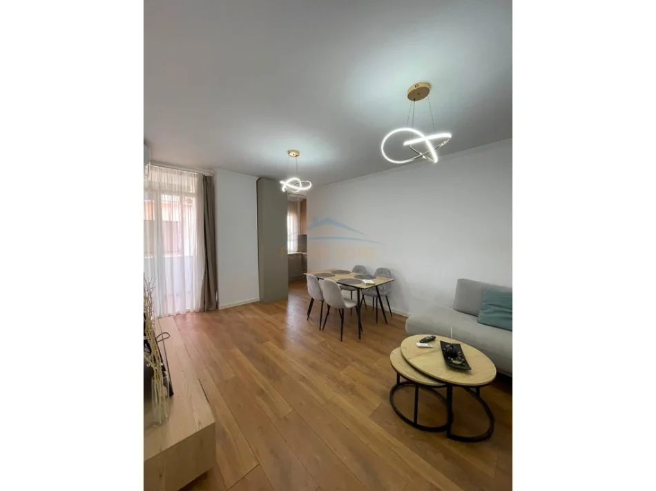 Tirane, jepet me qera apartament 2+1+Ballkon Kati 4, 81 m² 730 € (MEDRESE)