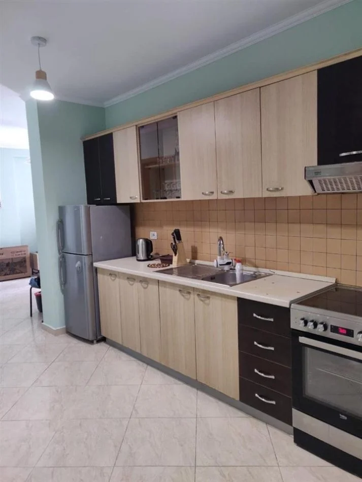 Tirane, jepet me qera apartament 1+1+Ballkon Kati 4, 68 m² 500 € (rruga Siri Kodra)