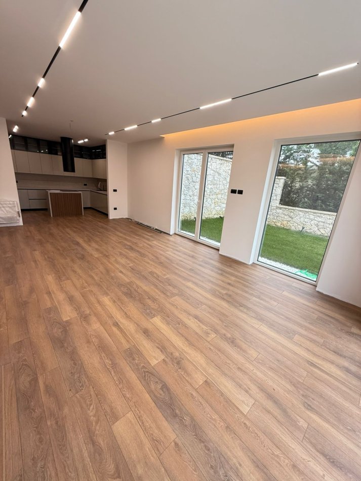 Tirane, jepet me qera Vile 4+1 Kati 1, 800 m² 4.000 € (liqeni i thate)