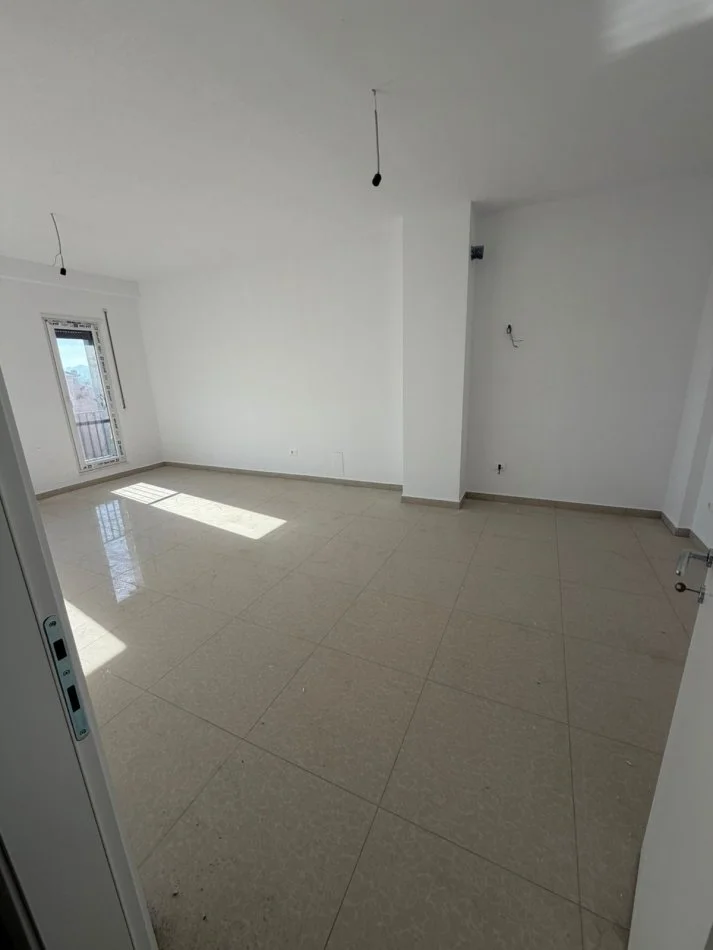Tirane, jepet me qera apartament 1+1+Ballkon Kati 3, 65 m² 300 € (Apartament 1+1 Per Qera Kamez Pajtoni Pallat I Ri)