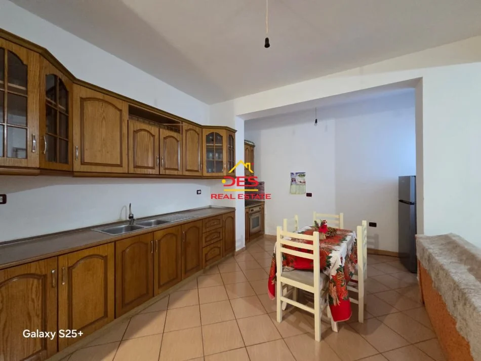 Vlore, jepet me qera apartament 2+1+Ballkon Kati 3, 110 m² 350 € (Rruga Murat Tërbaçi)