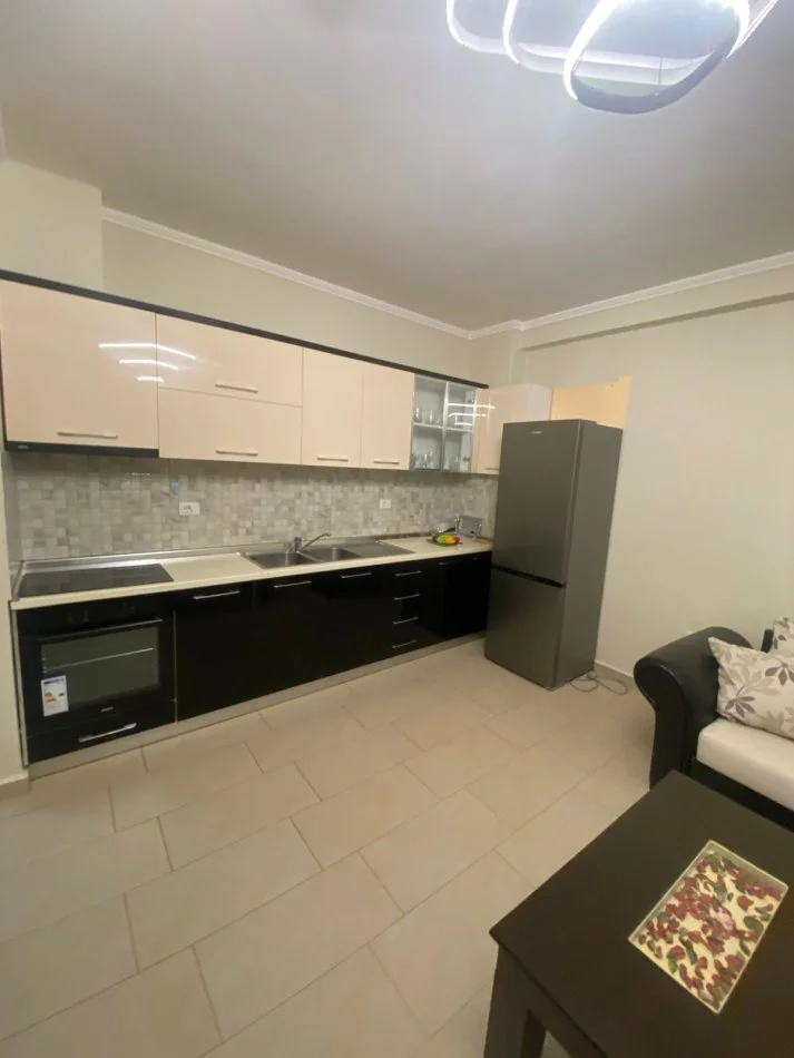 Shqiperi, jepet me qera apartament 2+1+Ballkon Kati 4, 80 m² 400 € (Misto Mame , Rruga Besim Alla)