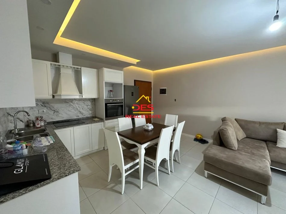 Vlore, jepet me qera apartament 2+1+Ballkon Kati 5, 120 m² 400 € (Rruga Misto Mele)