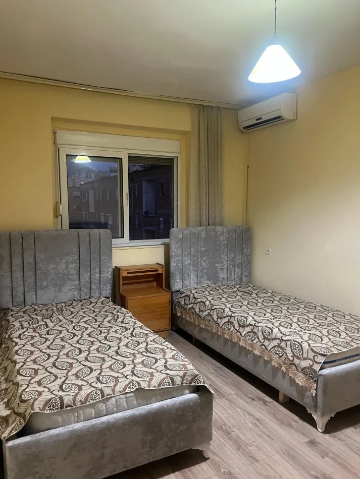 Tirane, jepet me qera apartament 2+1+Ballkon Kati 5, 87 m² 45.000 € (Rruga Panorama)