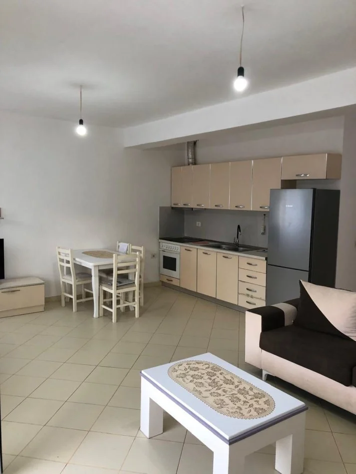 Tirane, jepet me qera apartament 2+1+Ballkon Kati 4, 90 m² 400 € (Rruga Rexhep Pinari Kopshti Botanik)