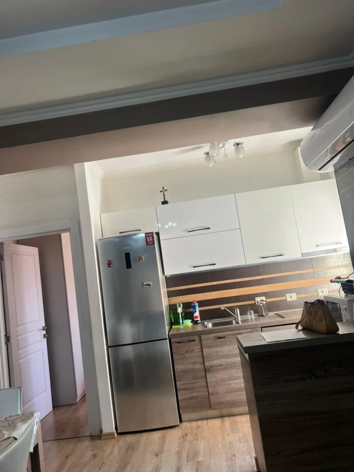 Tirane, jepet me qera apartament 2+1+Ballkon Kati 7, 75 m² 600 € (Rruga Riza Cerova Pazari I Ri)