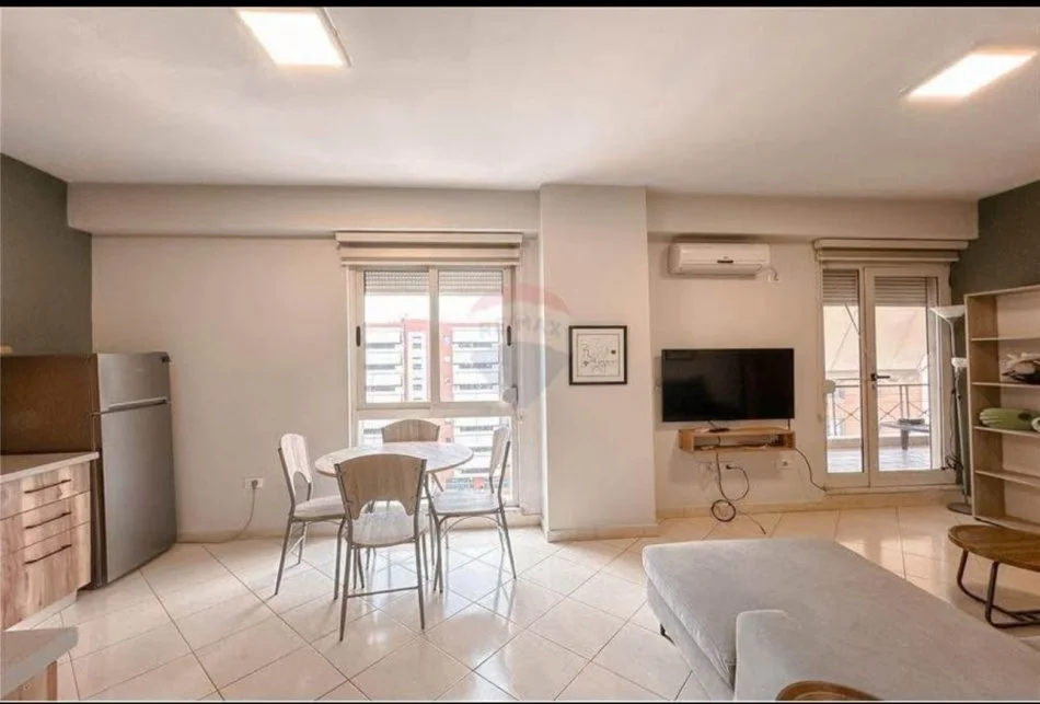 Tirane, jepet me qera apartament 1+1+Ballkon Kati 8, 65 m² 550 € (Rruga e Kavajes)