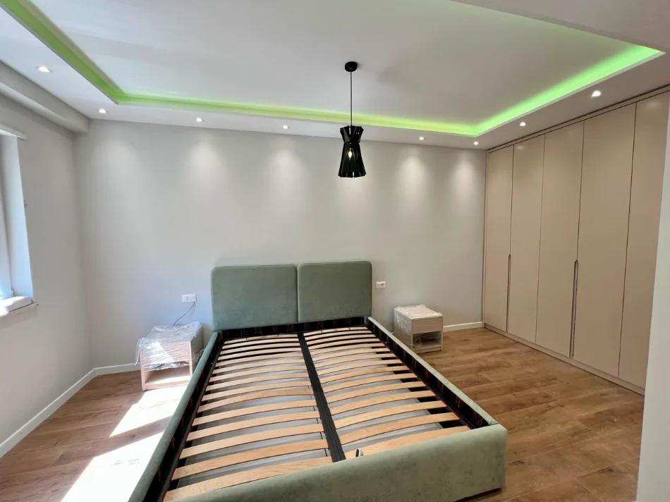 Shqiperi, jepet me qera apartament 2+1+Ballkon Kati 3, 100 m² 900 € (Piaca)