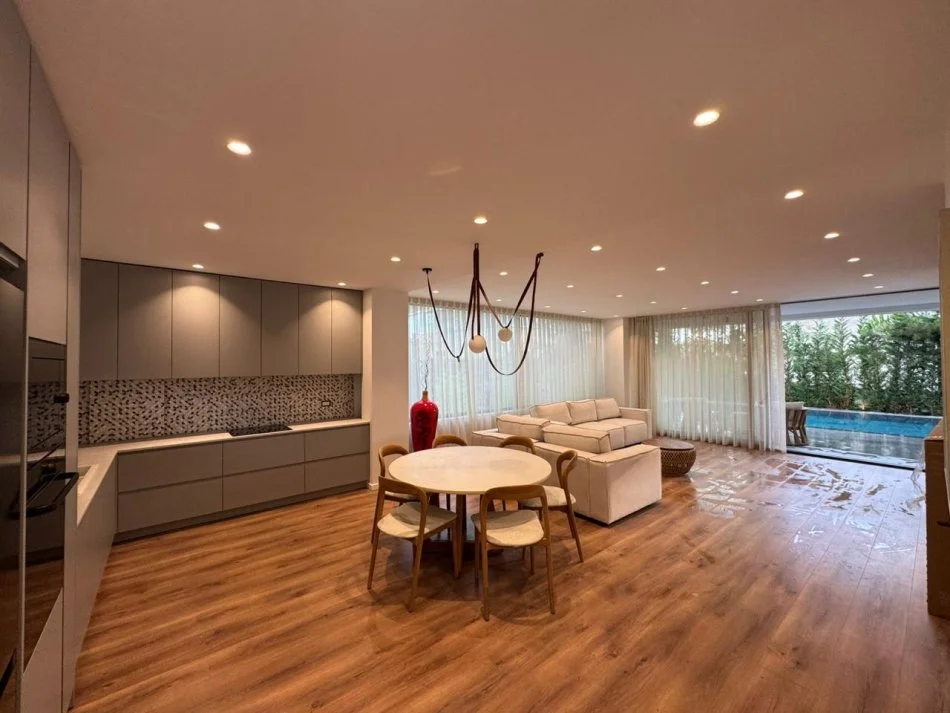 Tirane, shitet Vile 2 Katshe , 360 m² 790.000 € (Gjiri i Lalzit)