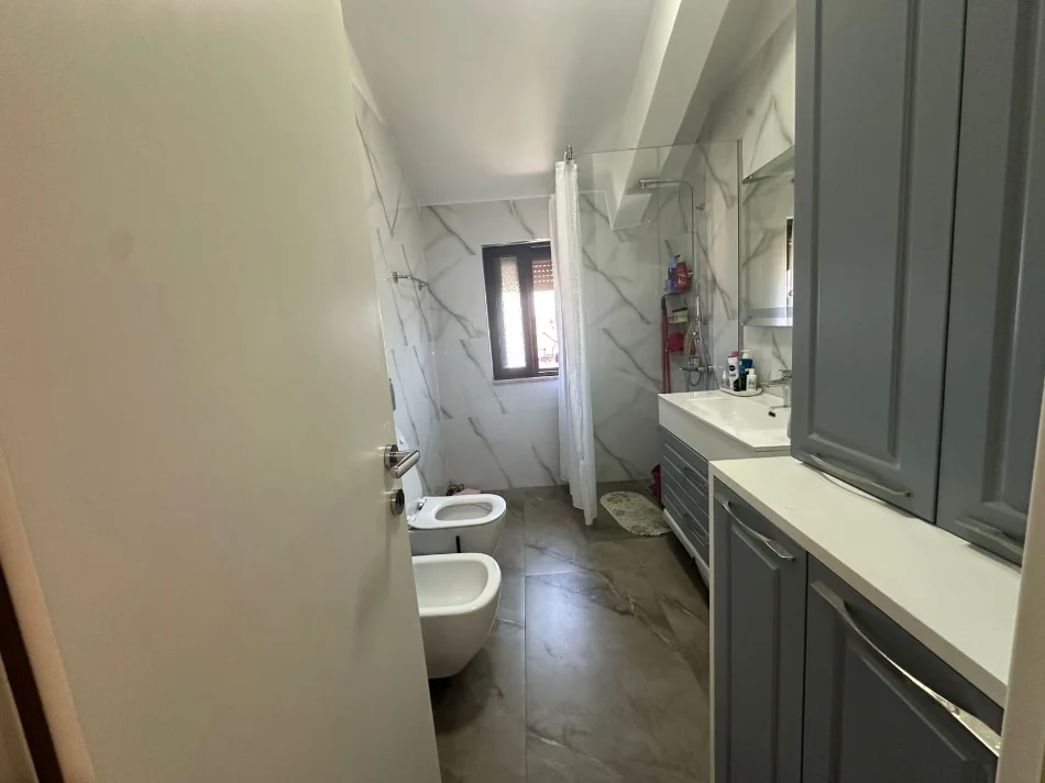Tirane, jepet me qera 2+1+Ballkon Kati 3, 110 m² 750 €