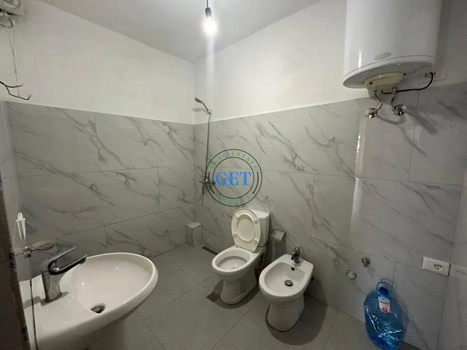 Durres, jepet me qera shtepi 2+1 , 80 m² 300 € (shkozet)