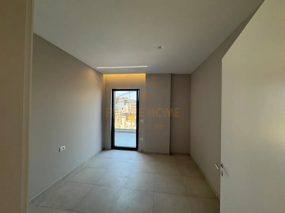 Tirane, jepet me qera ambjent biznesi Kati 6, 94 m² 2.500 € (Rruga e Kavajes)