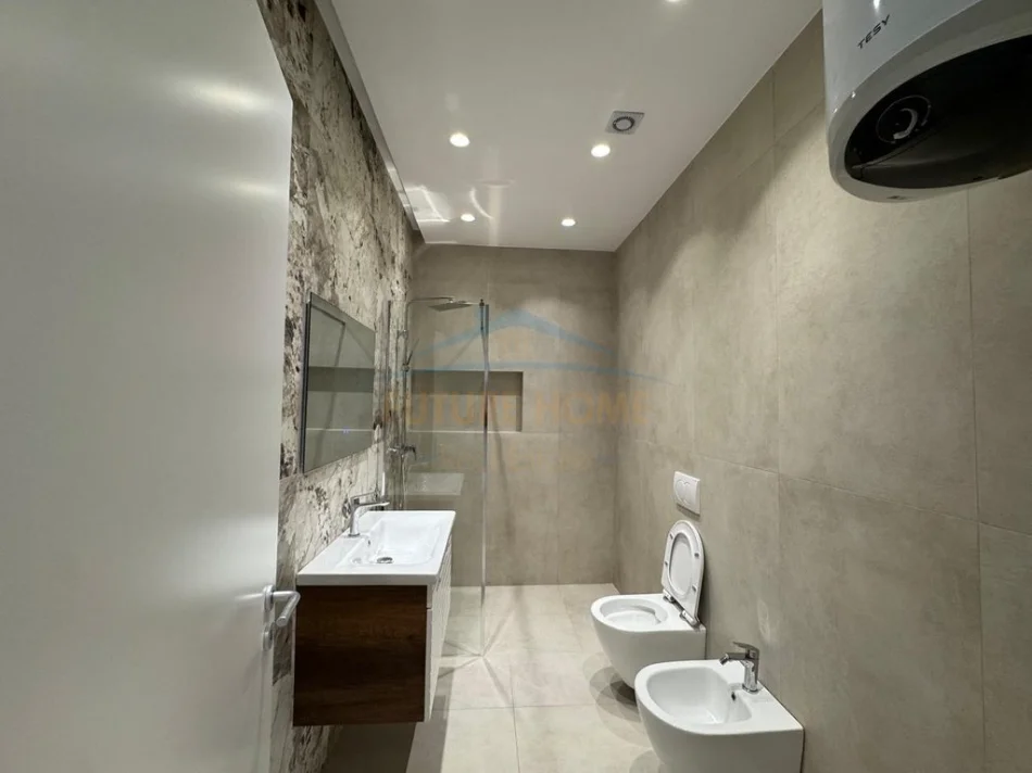 Tirane, jepet me qera ambjent biznesi Kati 6, 94 m² 2.500 € (Rruga e Kavajes)