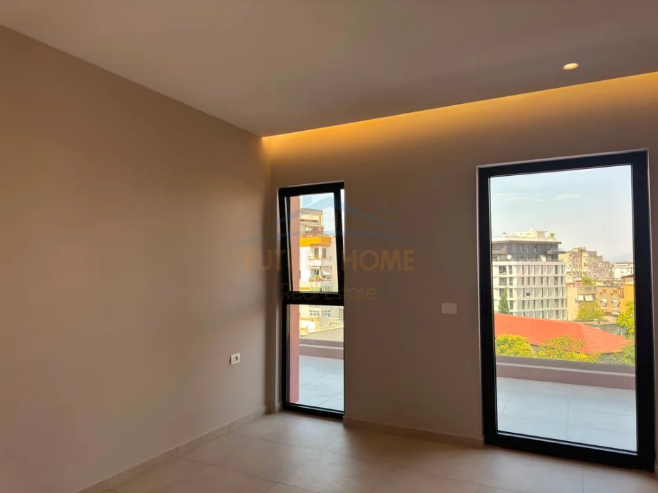 Tirane, jepet me qera zyre Kati 6, 140 m² 2.500 € (GAELRIA ROMA RRUGA E KAVAJES)