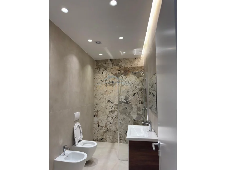 Tirane, jepet me qera zyre Kati 6, 140 m² 2.500 € (GAELRIA ROMA RRUGA E KAVAJES)