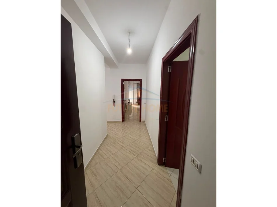Tirane, jepet me qera apartament 2+1+Ballkon Kati 3, 108 m² 550 € (Unaza e Re)