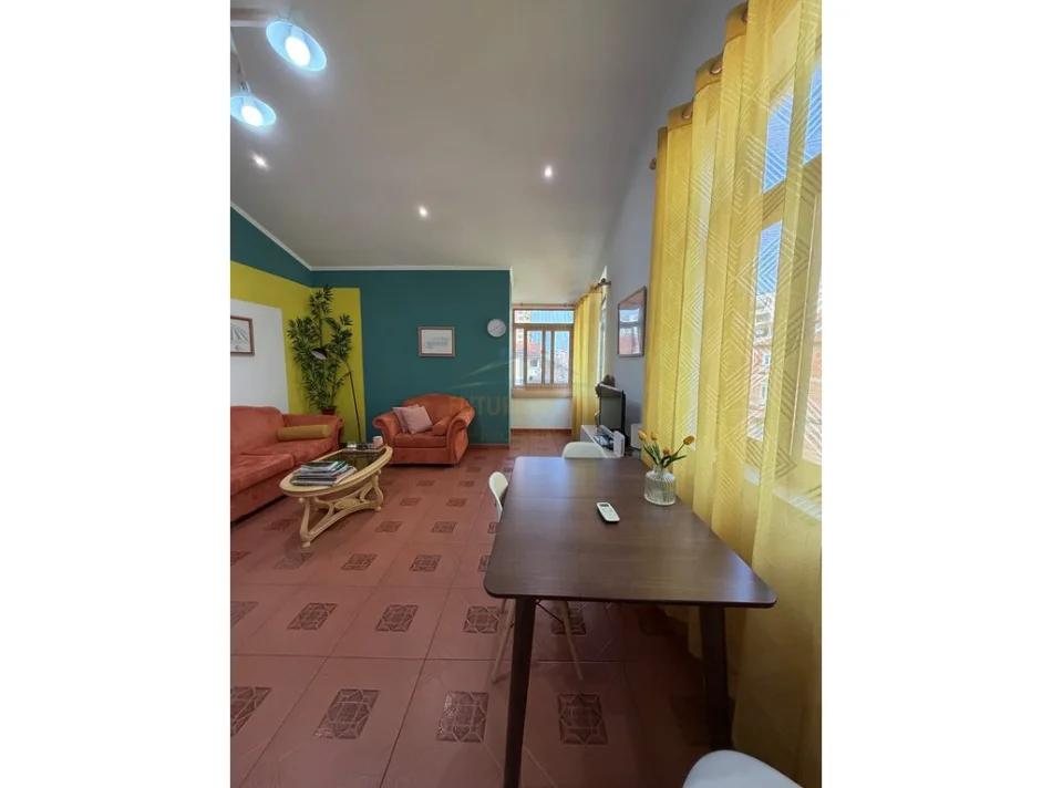 Tirane, jepet me qera apartament 2+1+Ballkon Kati 5, 81 m² 1.000 € (Bllok)