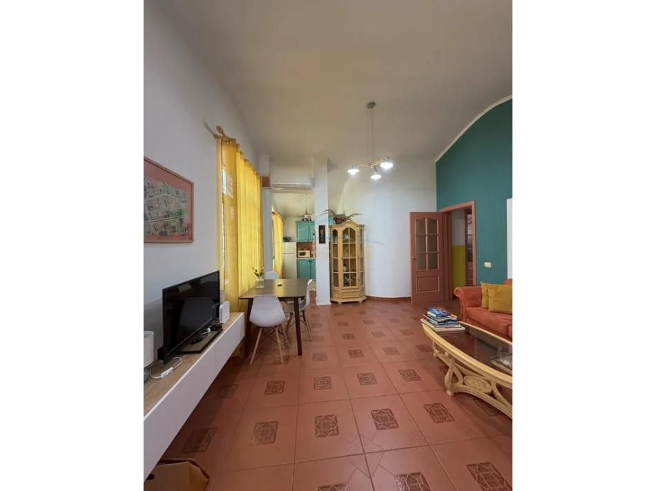 Tirane, jepet me qera apartament 2+1+Ballkon Kati 5, 100 m² 1.000 € (BLLOK)