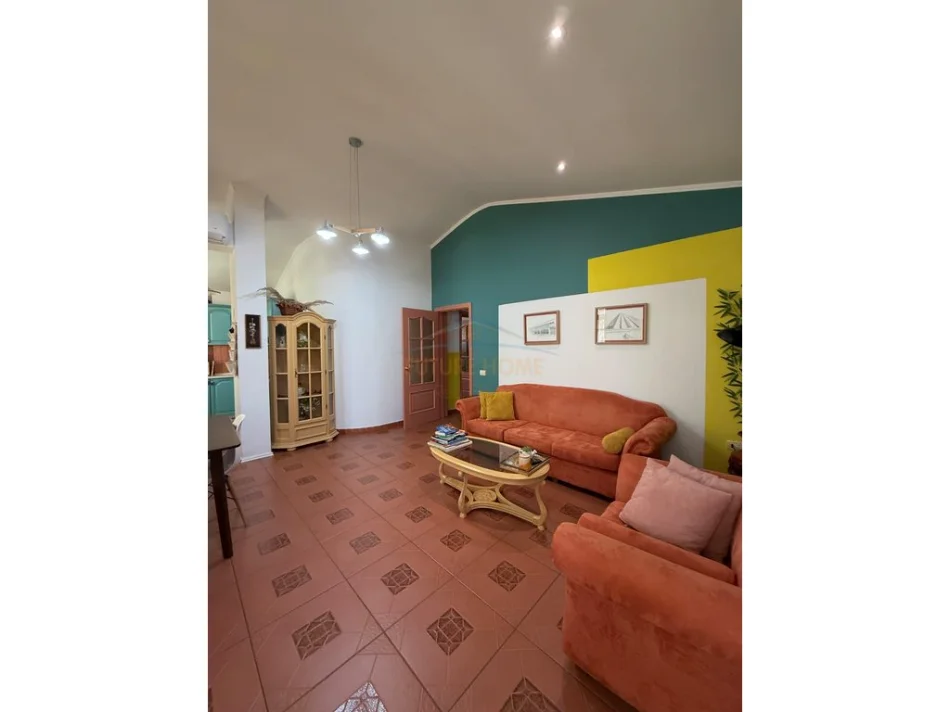 Tirane, jepet me qera apartament 2+1+Ballkon Kati 5, 81 m² 1.000 € (Bllok)