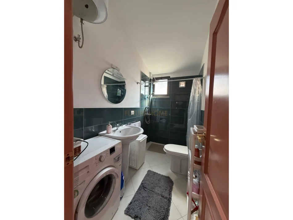 Tirane, jepet me qera apartament 2+1+Ballkon Kati 5, 81 m² 1.000 € (Bllok)