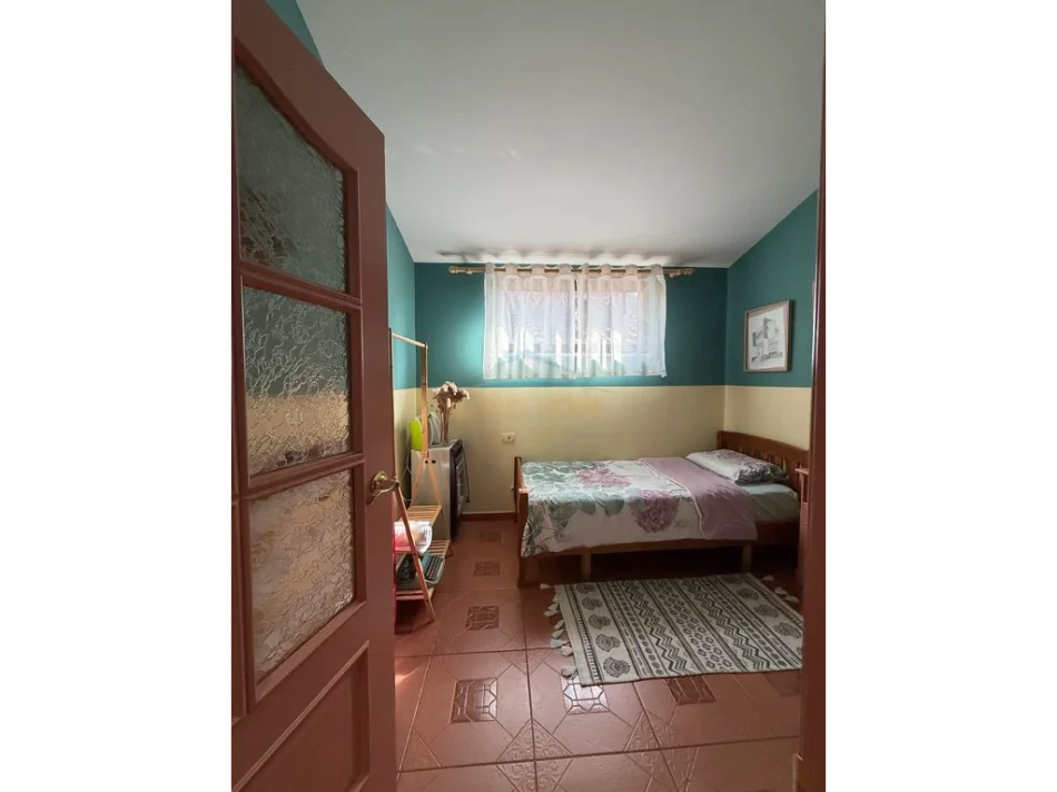 Tirane, jepet me qera apartament 2+1+Ballkon Kati 5, 81 m² 1.000 € (Bllok)