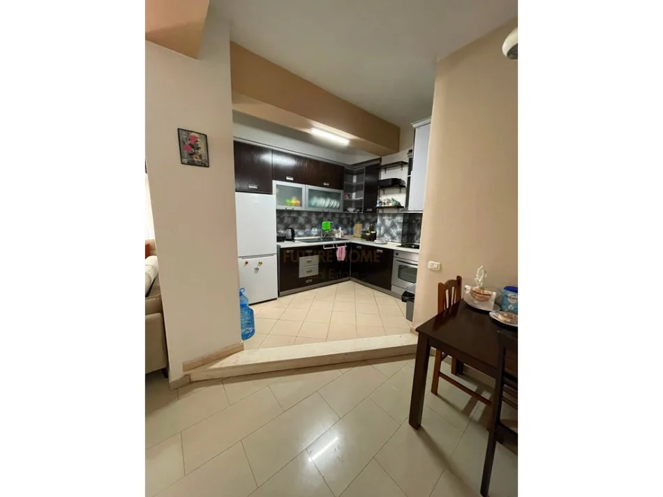Tirane, jepet me qera apartament 2+1+Ballkon Kati 6, 88 m² 700 € (Rruga e Kavajes)