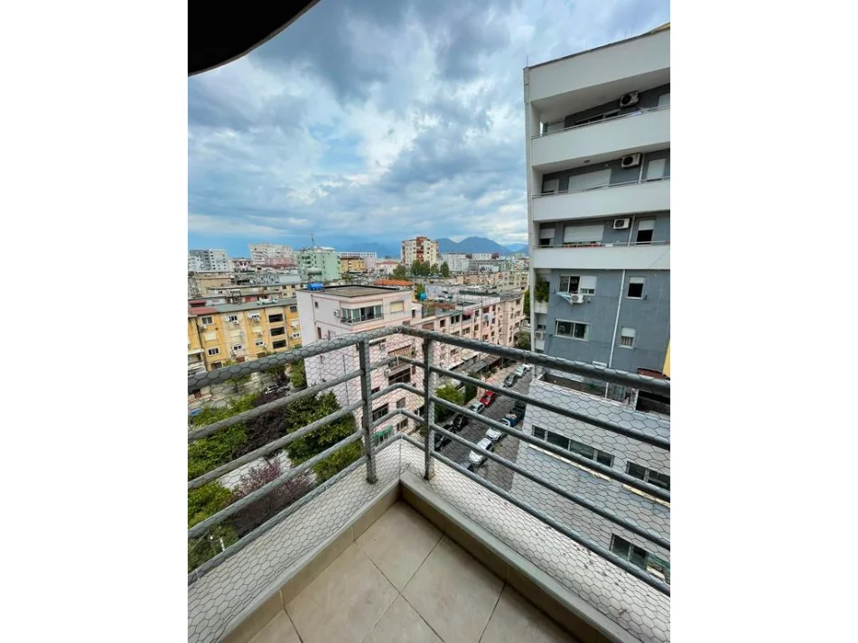 Tirane, jepet me qera apartament 2+1+Ballkon Kati 6, 88 m² 700 € (Rruga e Kavajes)