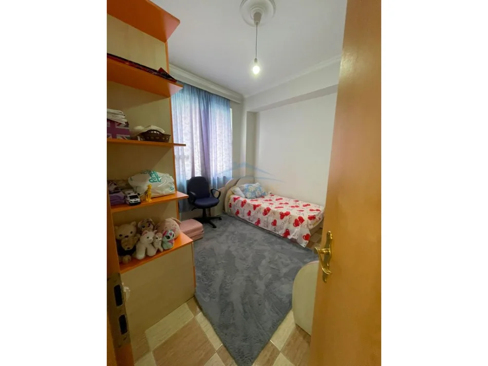 Tirane, jepet me qera apartament 2+1+Ballkon Kati 6, 88 m² 700 € (Rruga e Kavajes)