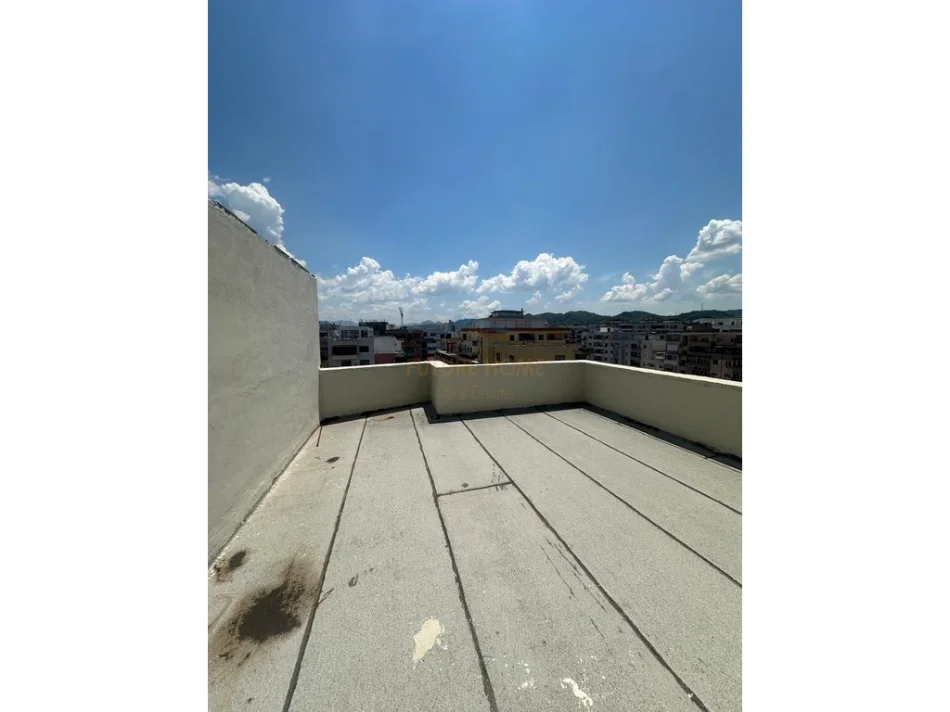 Shitet, Apartament 2+1+Verandë, Unaza e Re 0696069906
