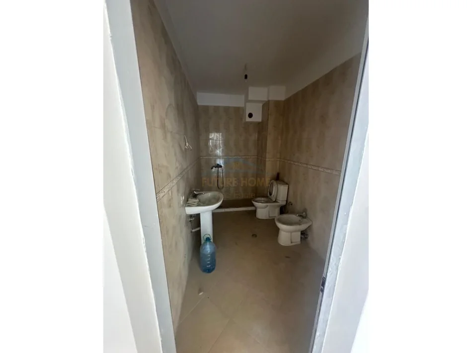 Shitet, Apartament 2+1+Verandë, Unaza e Re 0696069906