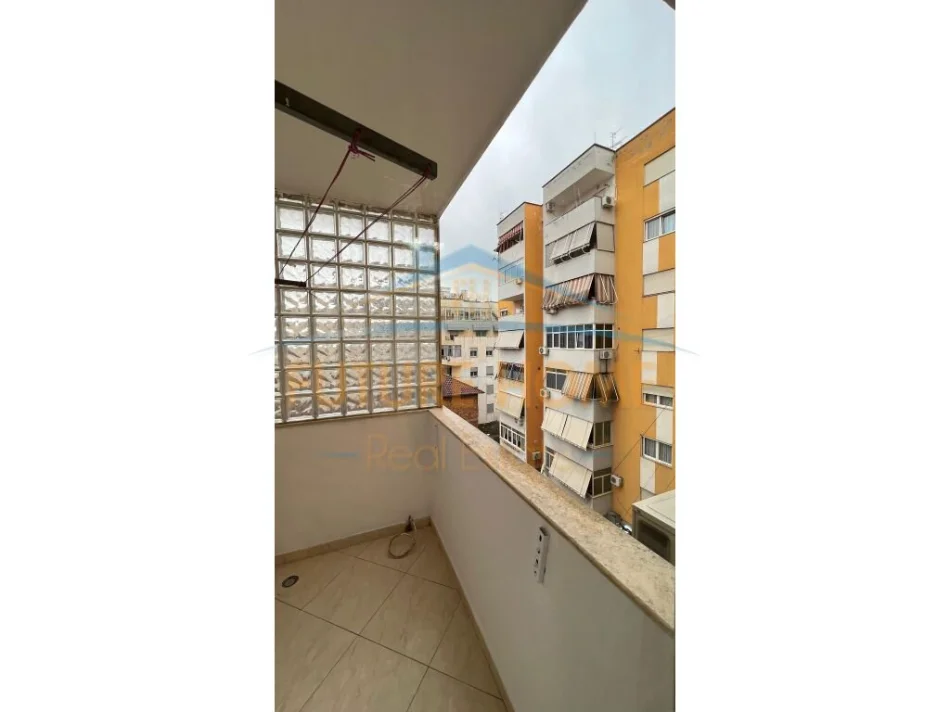 Tirane, jepet me qera apartament 1+1 Kati 4, 52 m² 50.000 € (Rruga Siri Kodra)